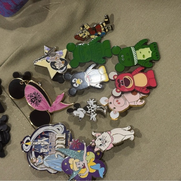 Tinkerbell Pin Trading Lanyard with Pins & Limited Release Lilo & Stitch Key - Picture 16 of 16